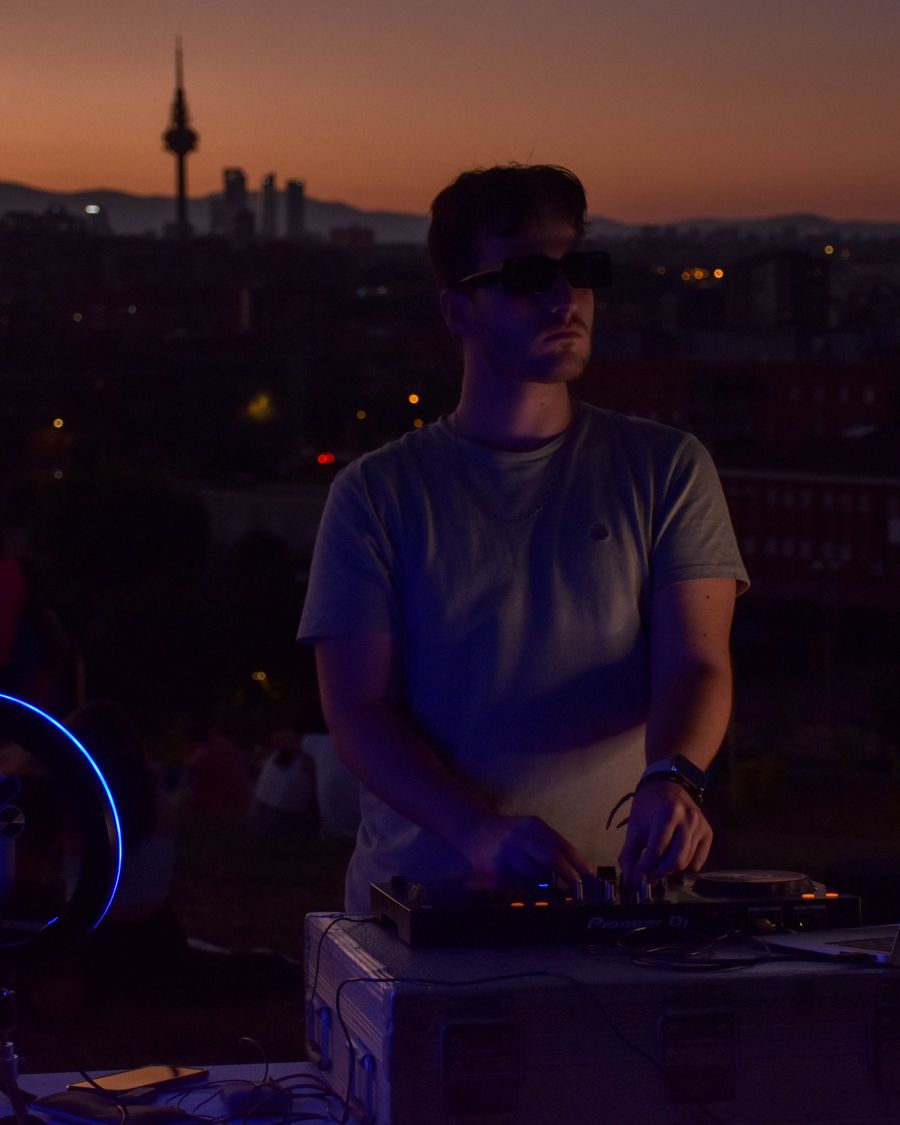 DJ al atardecer en un Open Air en Madrid