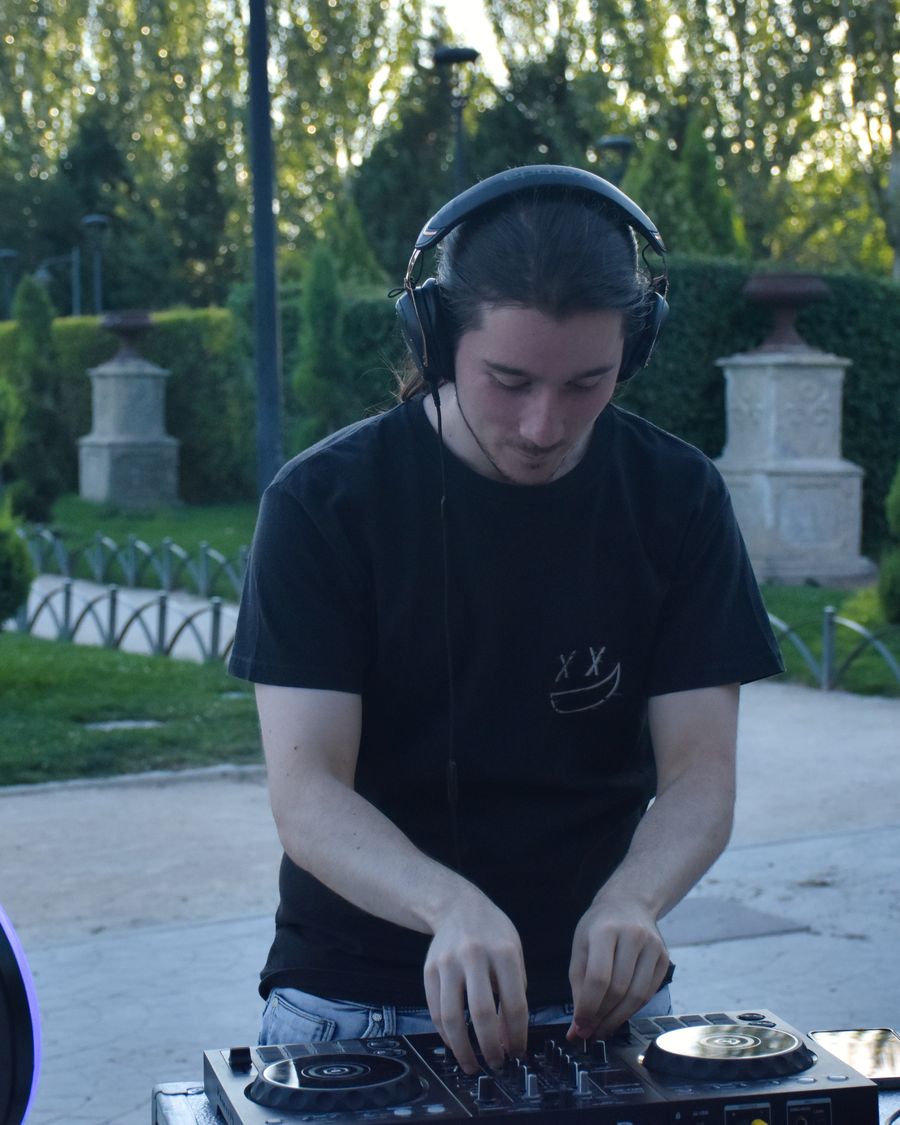 DJ mezclando en Parque Europa