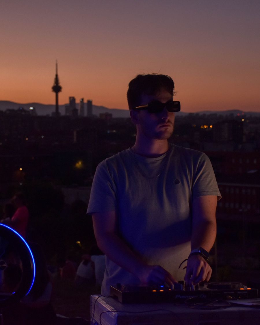 DJ con el skyline de Madrid al anochecer