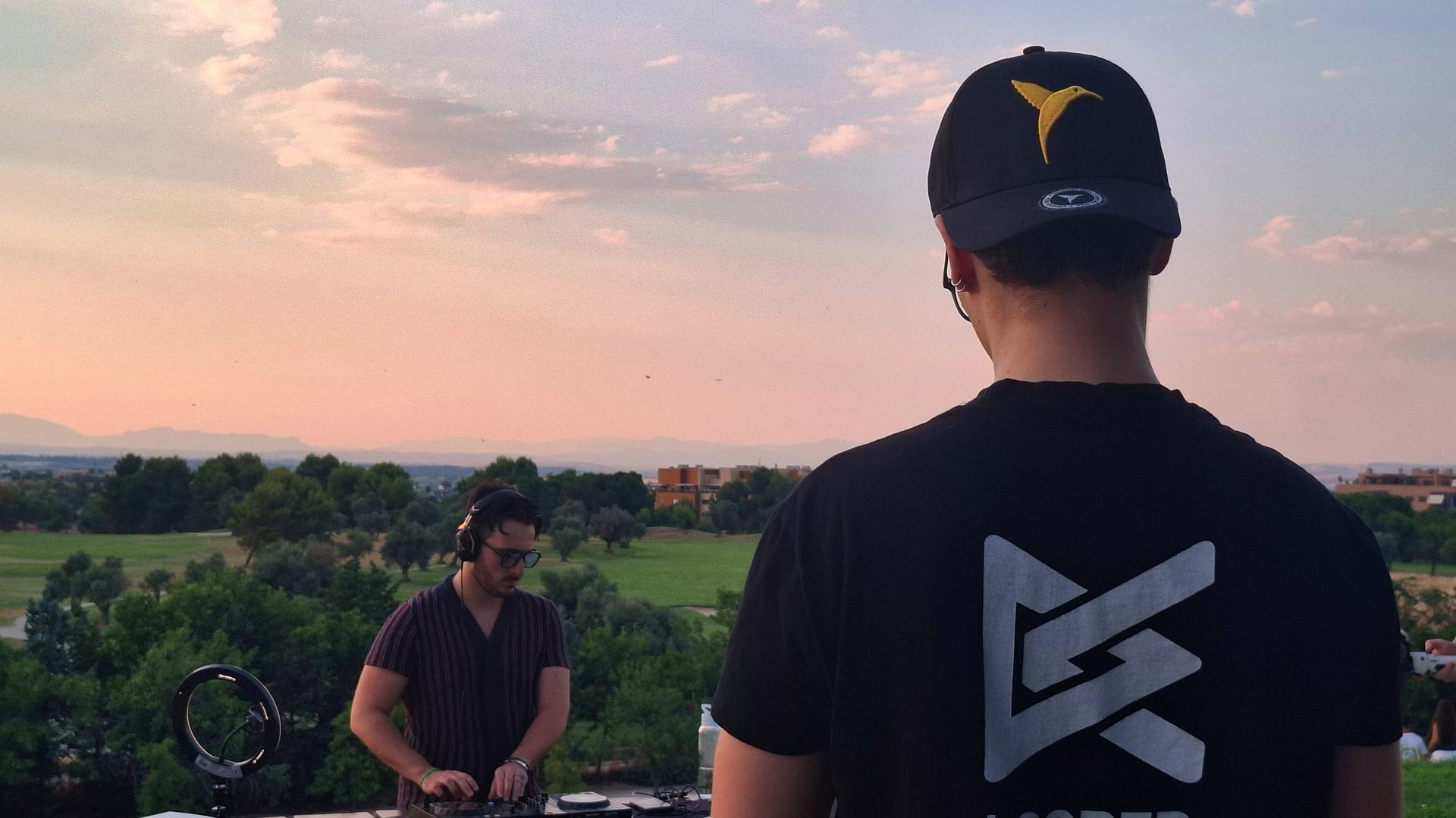 Camiseta de Looped en primer plano durante un Open Air