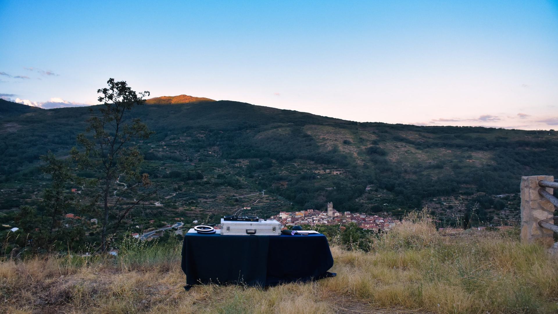 Cabina de DJ montada en un mirador al anochecer